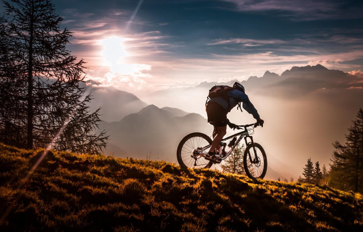 Cycling Desktop Background 2048x1310px