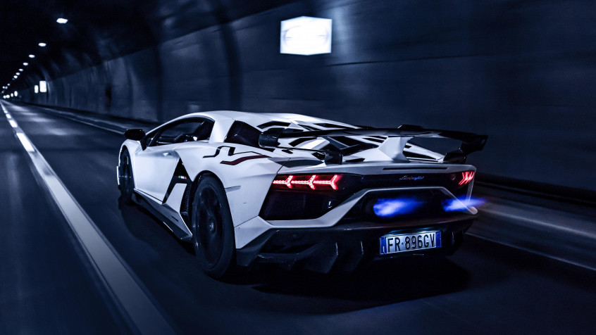 White Lamborghini MacBook Wallpaper 4991x2808px