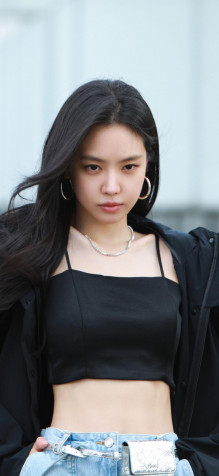 Son Na Eun iPhone 11 Pro Wallpaper 1125x2436px