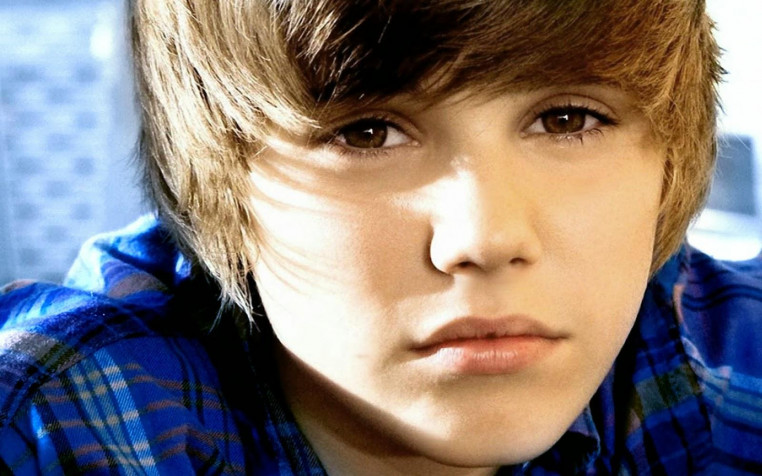 Cute Justin Bieber Laptop Wallpaper 1600x1000px