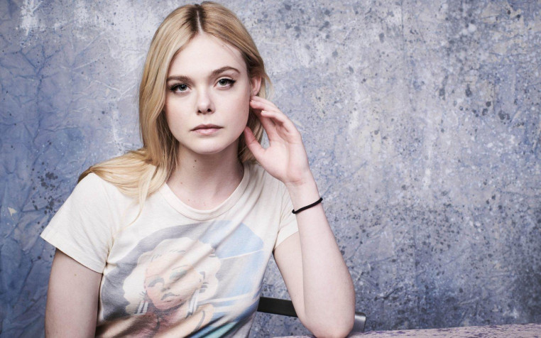 Elle Fanning Laptop Background 1600x1000px