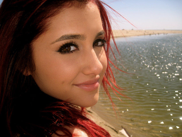 Cute Ariana Grande MacBook Wallpaper 3456x2592px