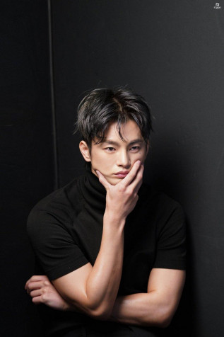 Seo In Guk Phone HD Background 1000x1500px