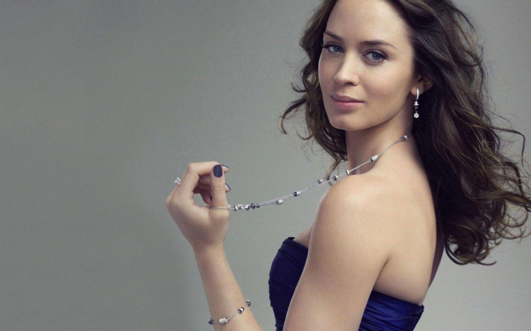 Emily Blunt Retina Widescreen Wallpaper 2880x1800px