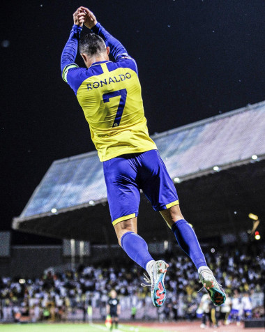 Cristiano Ronaldo Al Nassr Phone Background Image 1638x2048px