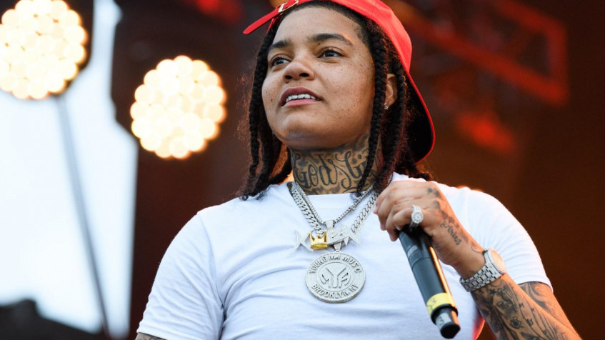 Young M A MacBook Wallpaper 1600x900px