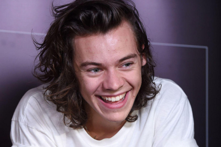 Cute Harry Styles Hd Desktop Background 2197x1463px