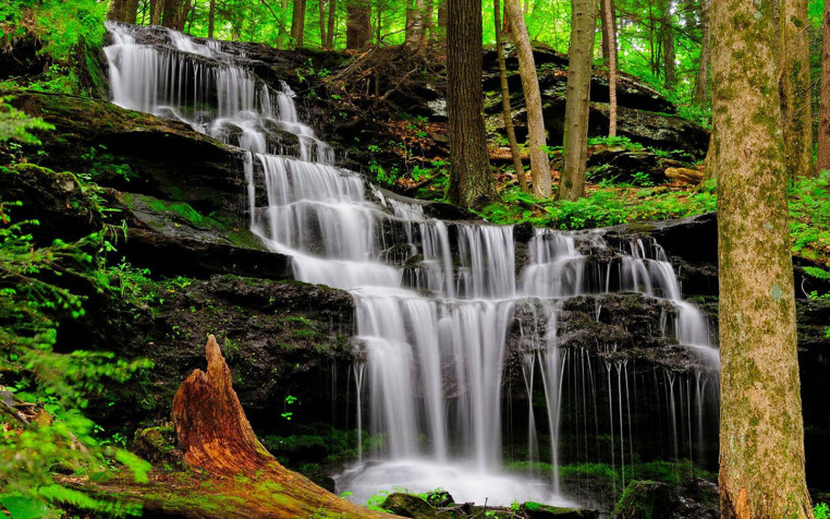 Brook Desktop Background 1600x1000px