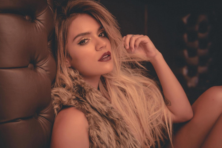 Karol G Desktop HD Background 2000x1334px