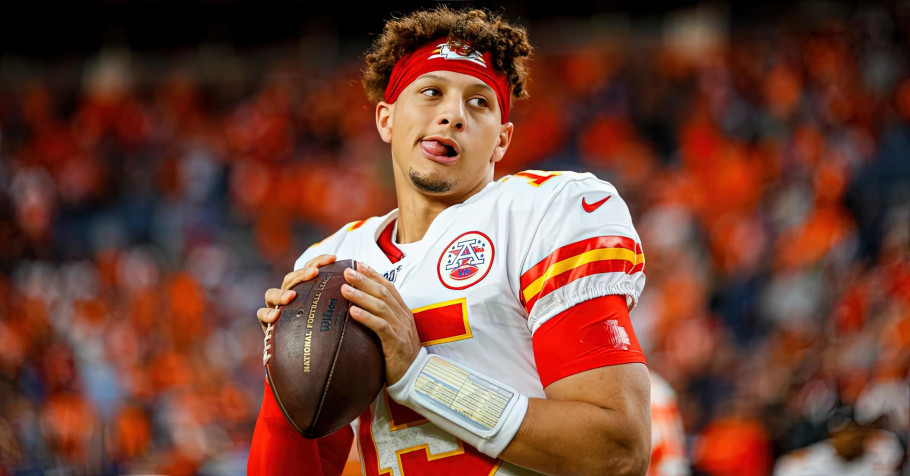 Patrick Mahomes Desktop HD Wallpaper 2400x1256px