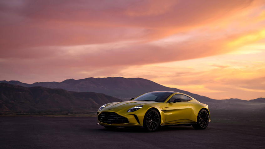 Aston Martin Vantage Desktop HD Wallpaper 3200x1800px