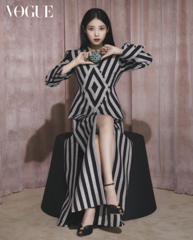 Iu Vogue Mobile Background 1124x1400px