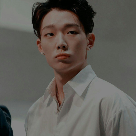 Ikon Bobby Phone Background Image 1080x1080px