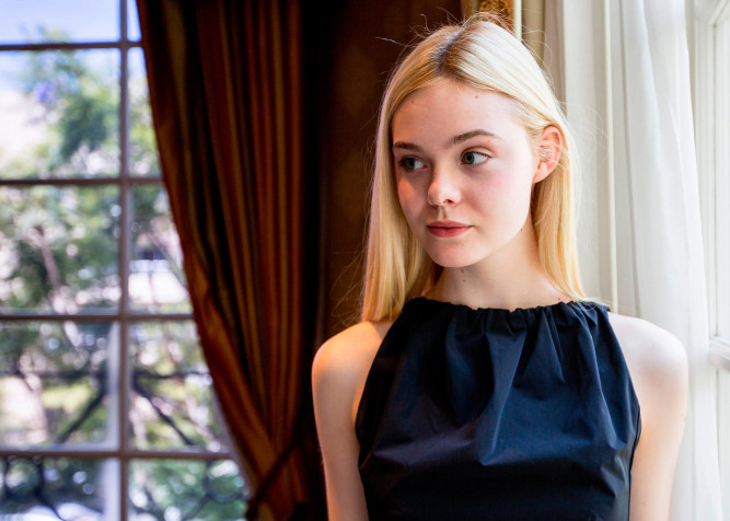 Elle Fanning Desktop HD Wallpaper 2000x1428px