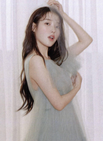 Iu Vogue Phone HD Background 1838x2511px