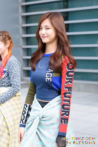 Tzuyu iPhone Background Image 1000x1500px