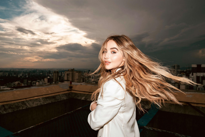 Sabrina Carpenter MacBook Wallpaper 3840x2561px