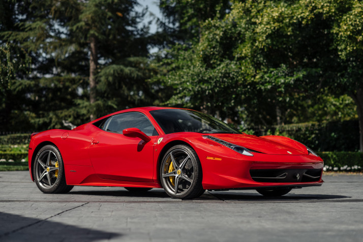 Ferrari Desktop HD Wallpaper 4000x2667px