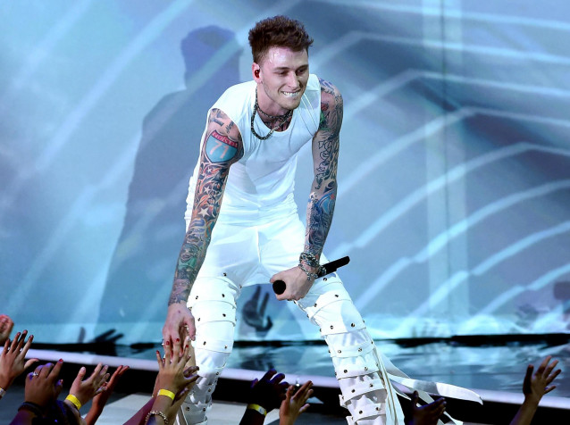 Machine Gun Kelly MacBook Wallpaper 2048x1528px