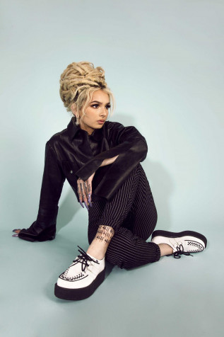 Zhavia Ward iPhone Wallpaper Image 1200x1800px