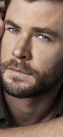 Chris Hemsworth iPhone 14 Plus Wallpaper 1284x2778px