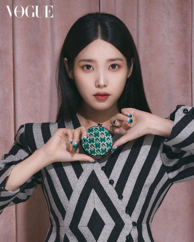 Iu Vogue iPhone Background 1440x1792px