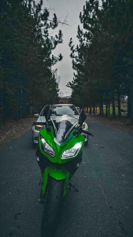 Kawasaki Ninja 300 Mobile Background 900x1600px