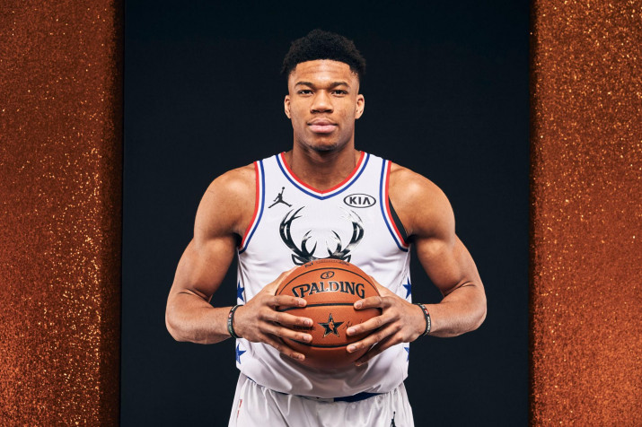 Giannis Antetokounmpo Desktop Wallpaper 2048x1363px