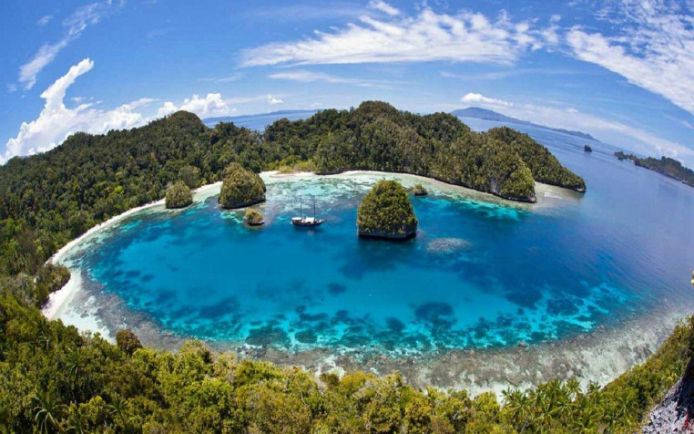 Raja Ampat Background Image 1600x1000px