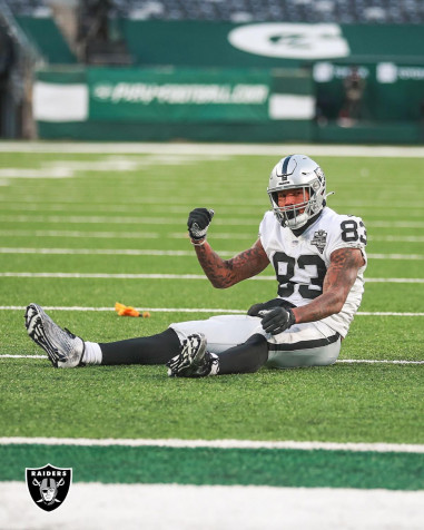 Darren Waller iPhone Wallpaper Image 1200x1500px