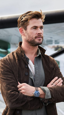 Chris Hemsworth Phone Background 950x1689px