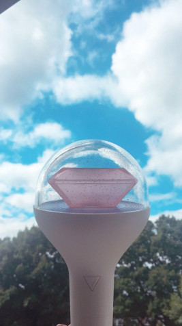 Seventeen Lightsticks Android Wallpaper 1150x2048px