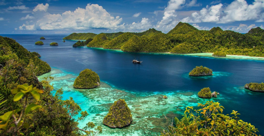 Raja Ampat MacBook Background 1600x825px