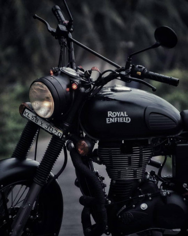 Royal Enfield Bullet iPhone Wallpaper Image 1080x1350px