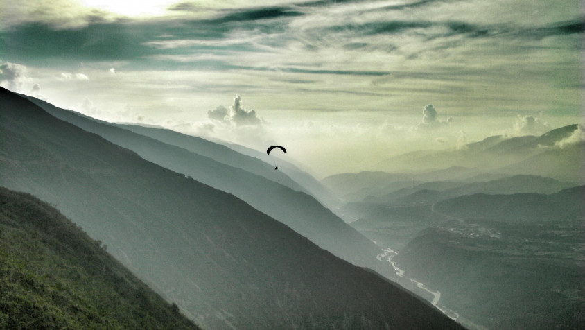 Paragliding MacBook Wallpaper 3648x2056px