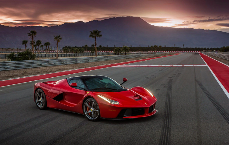 Ferrari Desktop HD Wallpaper 2560x1616px