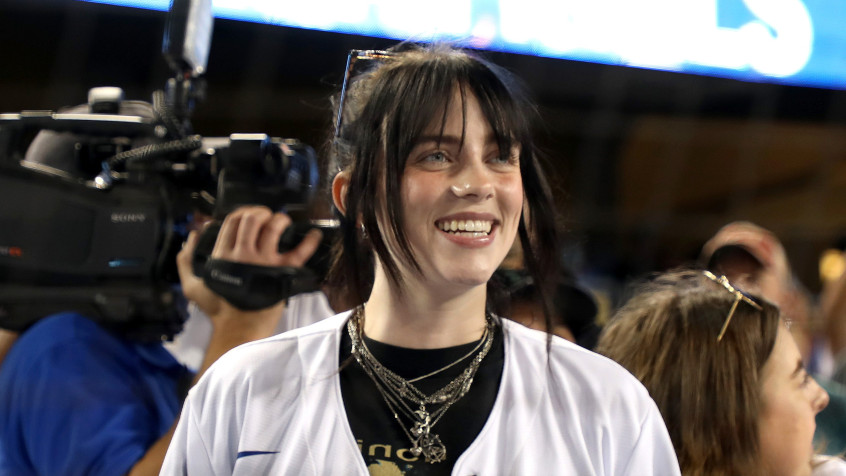 Cute Billie Eilish 2k QHD Wallpaper 2560x1440px