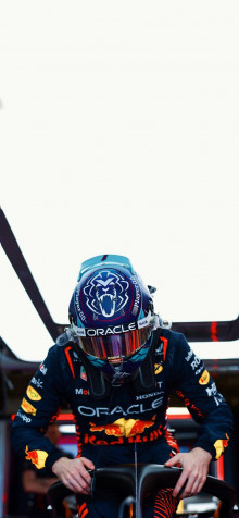 F1 Helmet Mobile Wallpaper 947x2048px