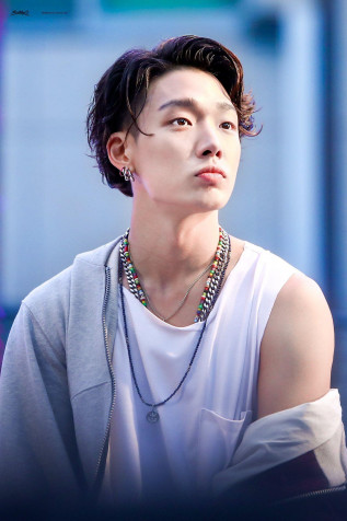 Ikon Bobby Mobile Wallpaper 1334x2000px