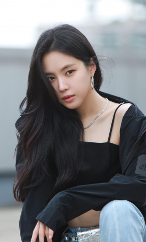 Son Na Eun Wallpaper for iPhone 1280x2120px