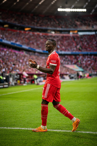 Sadio Mane Bayern Mobile Background 2733x4096px