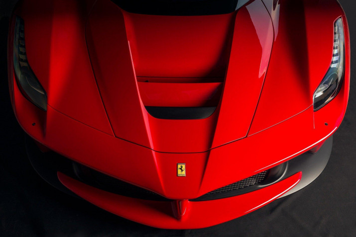 Ferrari MacBook Wallpaper 2048x1364px