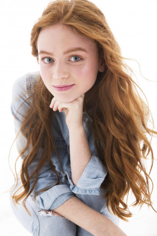 Sadie Sink Android Wallpaper 1280x1920px