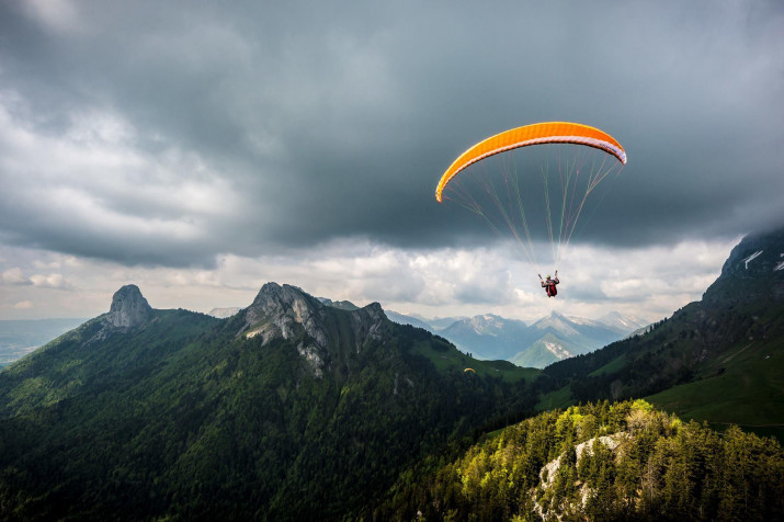 Paragliding Background Image 2048x1363px