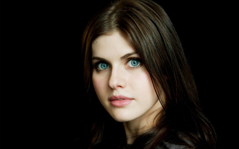 Alexandra Daddario HD Wallpaper 2560x1600px