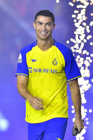 Cristiano Ronaldo Al Nassr iPhone Wallpaper 1300x1950px