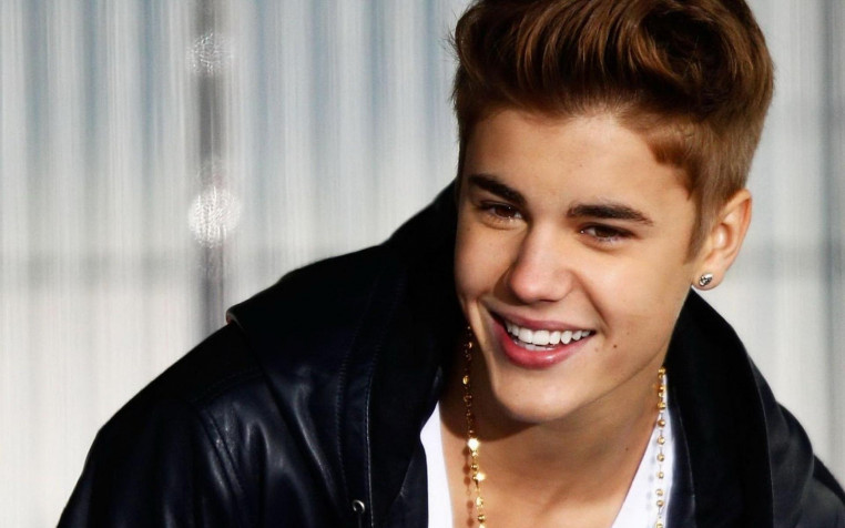 Cute Justin Bieber Widescreen HD Wallpaper 1920x1200px