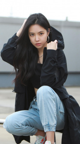 Son Na Eun iPhone Wallpaper 1080x1920px