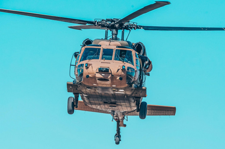 Black Hawk Desktop HD Background 2560x1704px