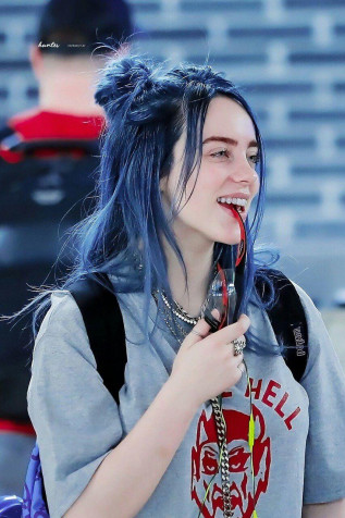 Cute Billie Eilish Mobile Background 853x1280px